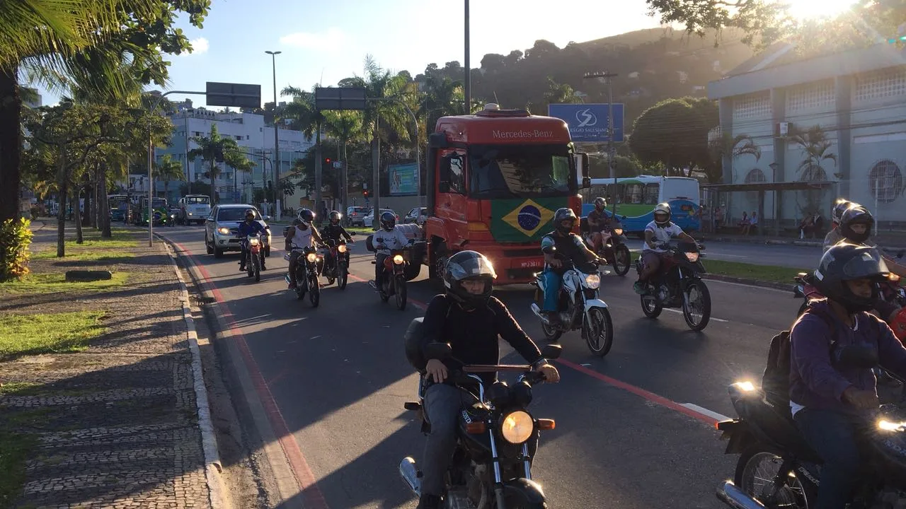 Manifestantes fazem carreata com 'buzinaço' pelas ruas da Grande Vitória