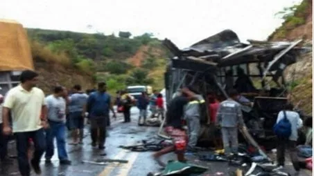 Sobe para 10 número de mortos em acidente envolvendo carro, ônibus e carreta em Conceição da Barra