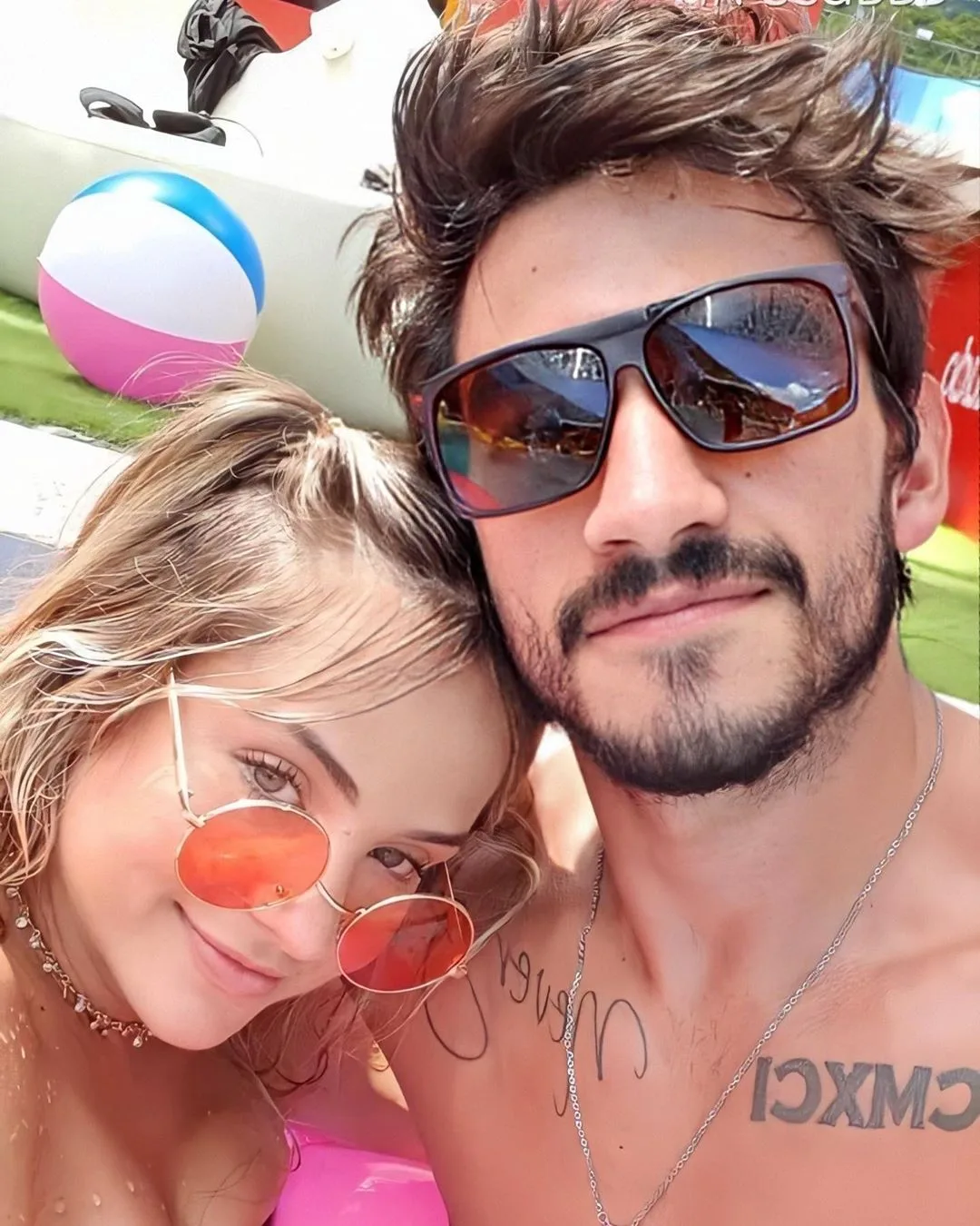 Depois de briga, Gabi se ajoelha e pede Guilherme em namoro em reality