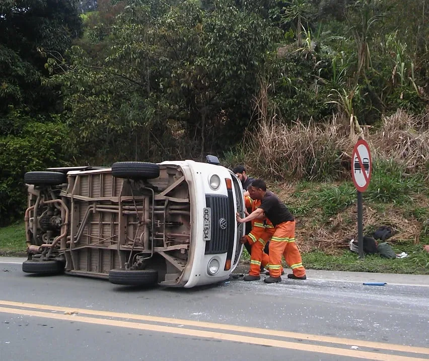 Três pessoas ficam feridas após Kombi tombar na BR 101 em Fundão