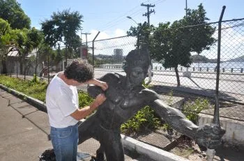 Alvo de vandalismo, estátua do Índio Arariboia volta a integrar cenário no centro de Vitória