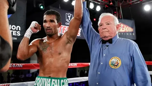 Capixaba Esquiva Falcão vence por nocaute técnico a 15ª no boxe profissional