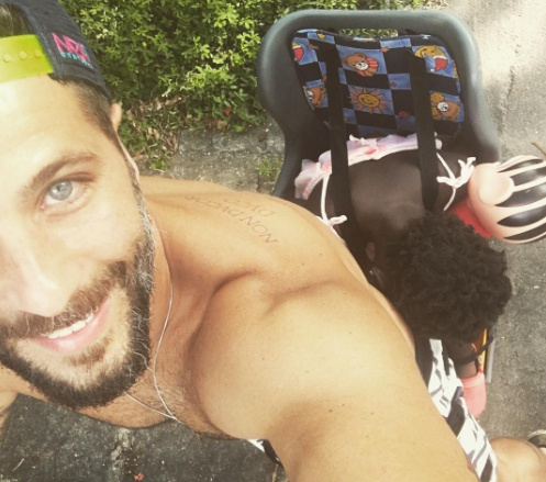 Bruno Gagliasso posta foto de Titi dormindo em passeio de bicicleta