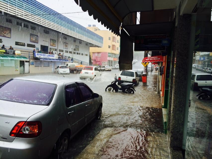 Chuva forte deixa ruas alagadas em municípios do norte do Espírito Santo