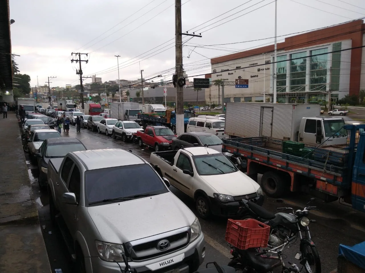 Protesto na entrada da Ceasa interdita trecho da BR-262 em Cariacica