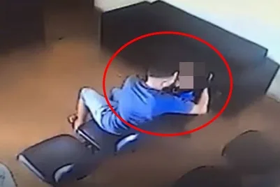 VÍDEO | Homem ataca ex-namorada dentro de Delegacia da Mulher