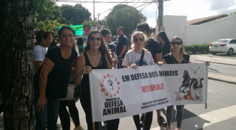 Manifestação contra maus-tratos a animais toma as ruas de dois bairros de Vitória