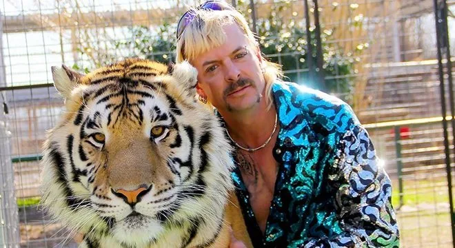 Polícia é chamada até zoológico de 'Tiger King' após suspeita de cadáver humano em poço de jacaré