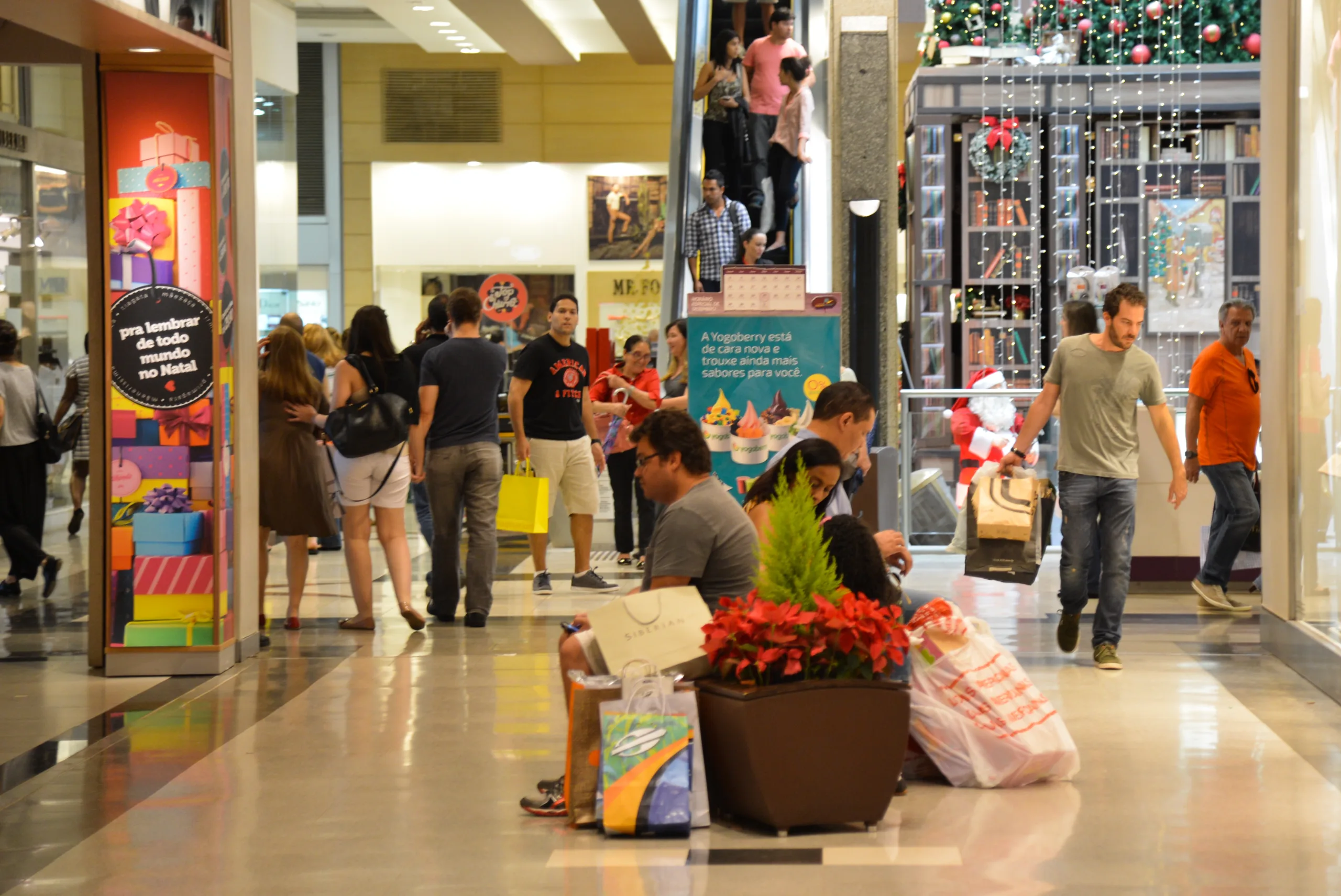 Shopping no centro de Brasília tem movimento intenso no último fim de semana antes do Natal