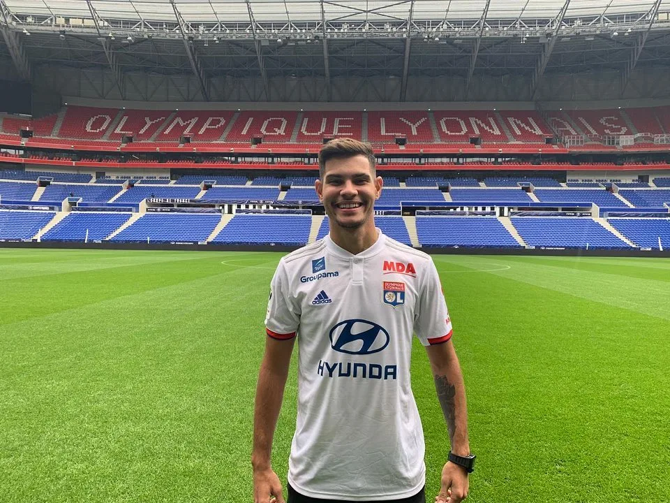 Machucado, Bruno Guimarães é cortado da seleção brasileira e volta à Inglaterra