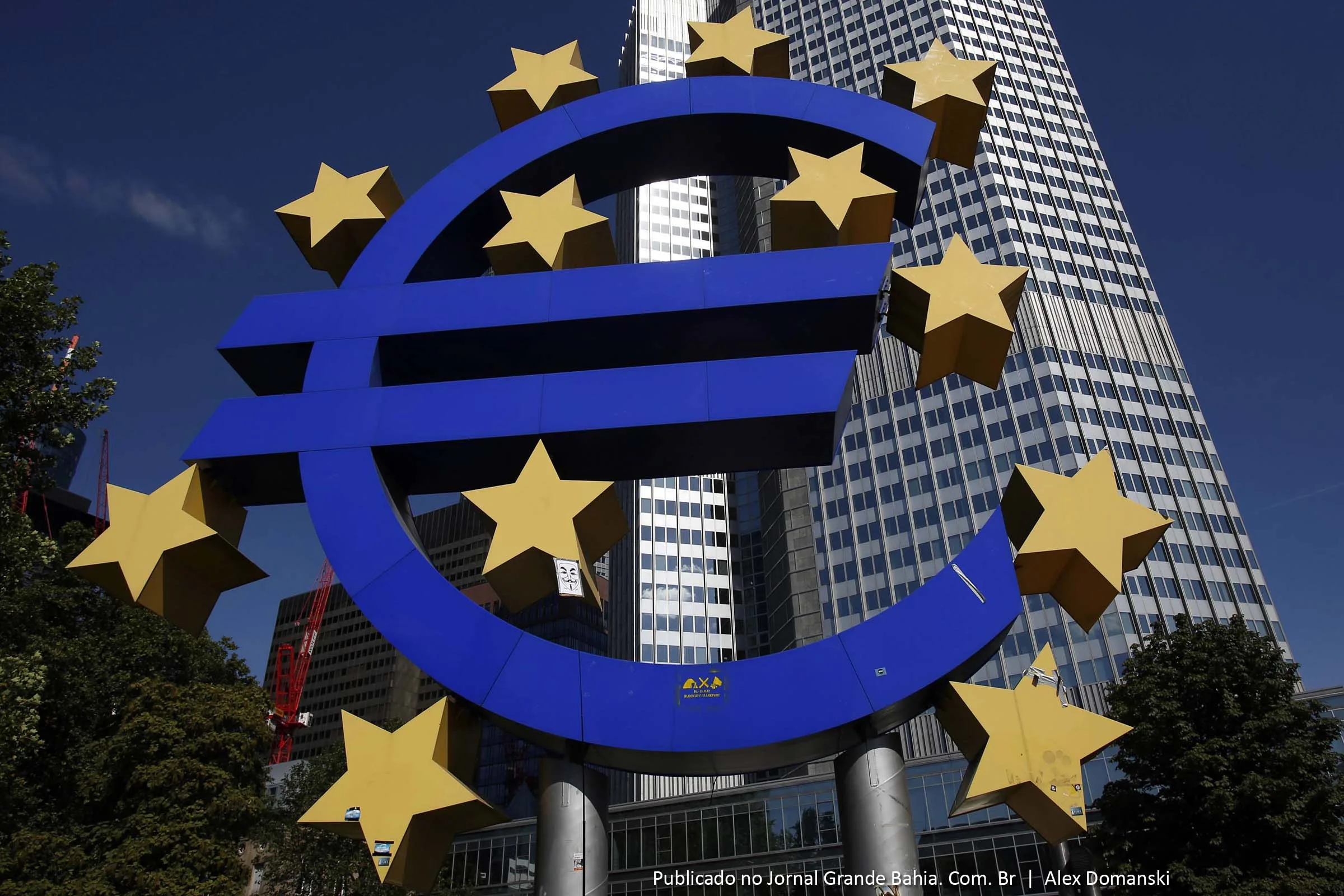 The Euro currency sign is seen in front of the European Central Bank (ECB) headquarters in Frankfurt September 6, 2012. REUTERS/Alex Domanski (GERMANY – Tags: BUSINESS)