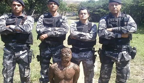 Homem é preso com drogas após pular em mangue para tentar fugir da polícia em Vila Velha