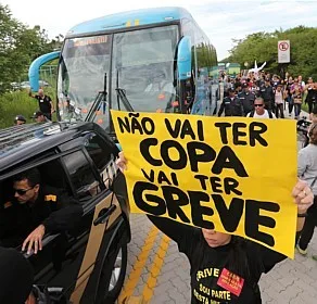 Seleção brasileira chega a Teresópolis e também vê protestos