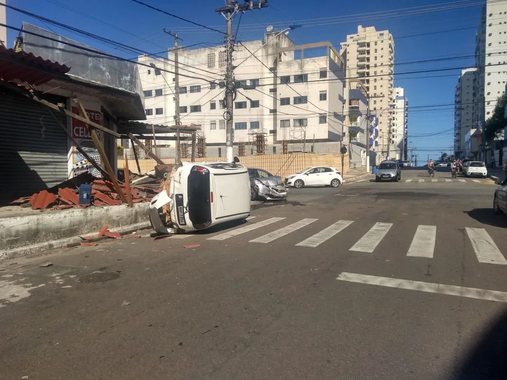 Acidente entre dois carros deixa morador de rua ferido e destrói telhado de bar em Vila Velha