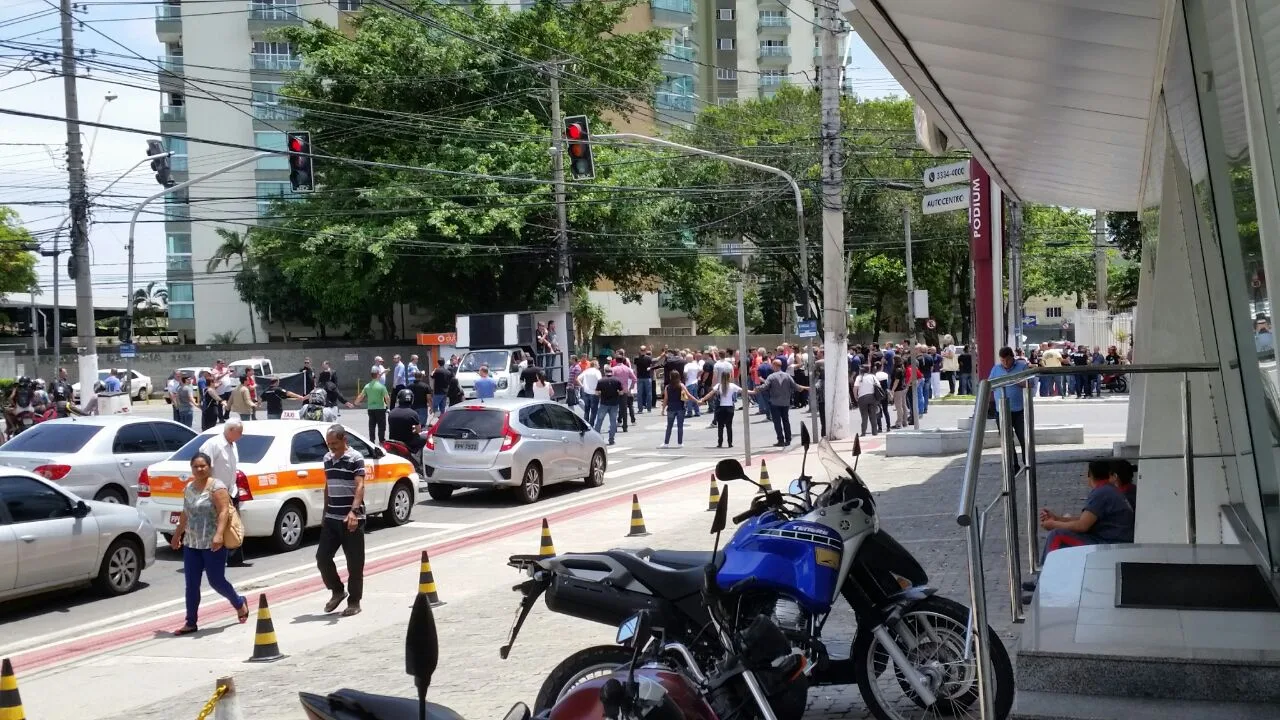 Contra reforma da Previdência, policiais civis fazem protesto na Reta da Penha