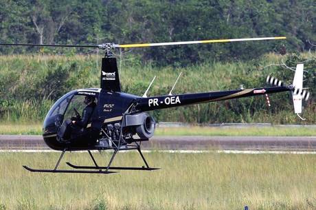 Helicóptero cai na Baía de Guanabara; dois ocupantes foram resgatados com vida