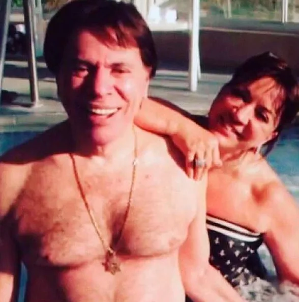 Silvio Santos aparece sem camisa no maior clima verão