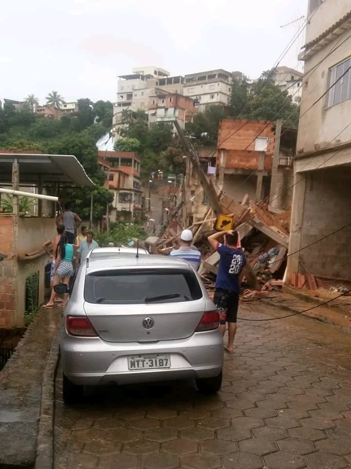 Prédio de três andares desaba em bairro de Colatina