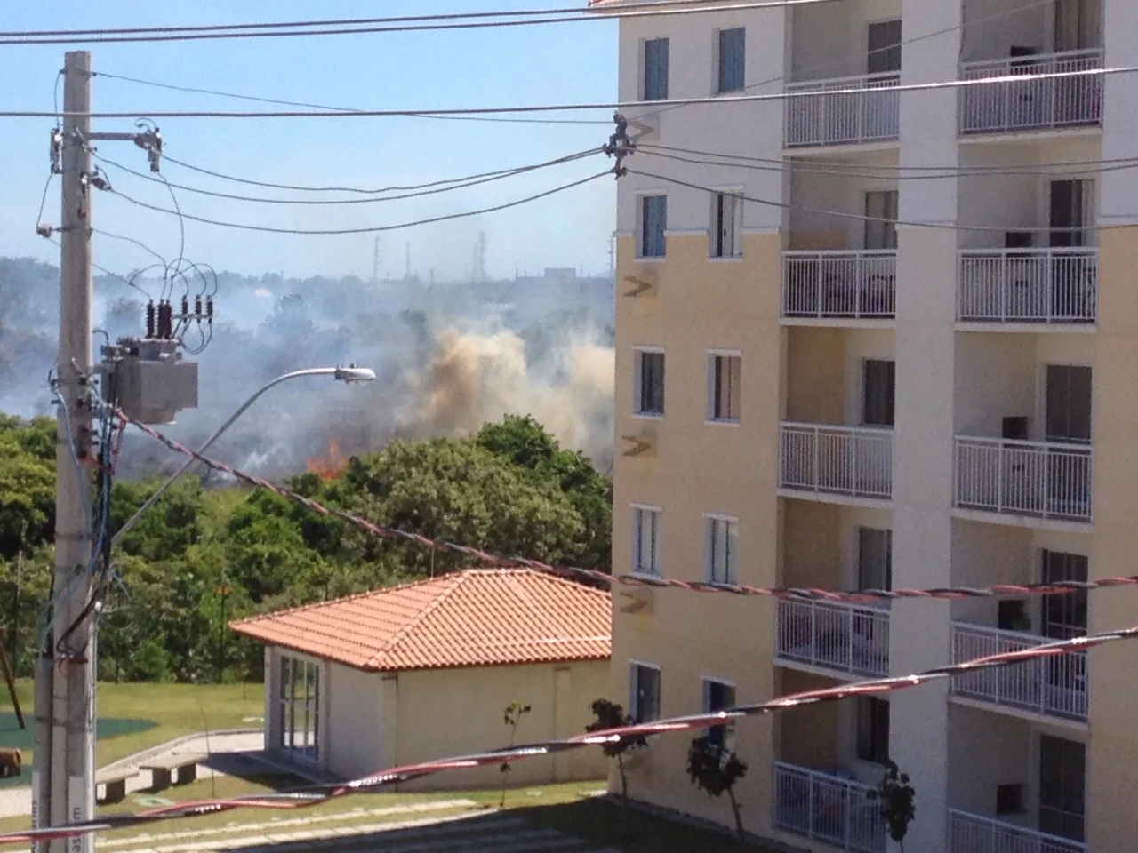 Incêndio em vegetação assusta moradores de condomínio na Serra