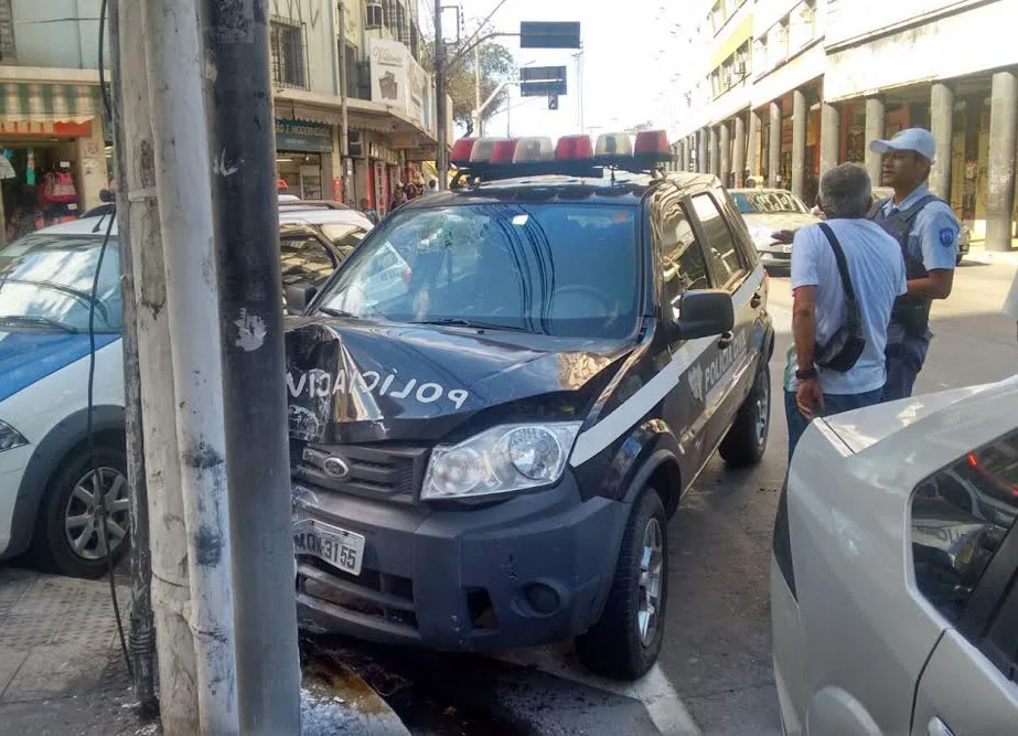 Viatura da Polícia Civil se envolve em acidente e acaba batendo em poste, em Vitória