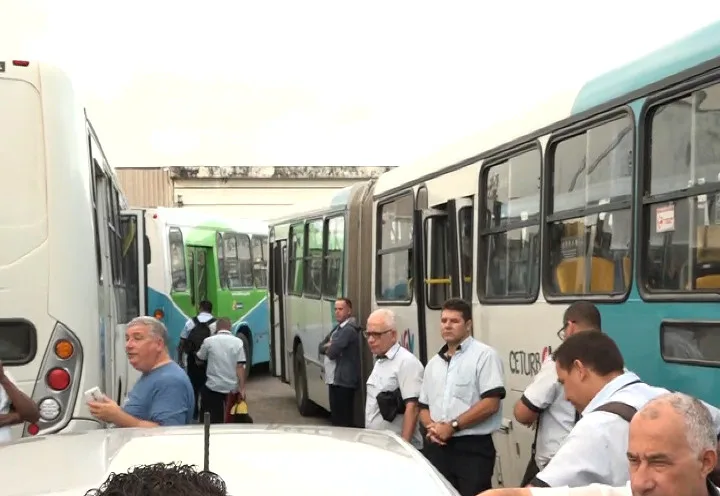 Protesto de motoristas e cobradores impede saída de ônibus de garagem