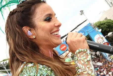 "Eu não tinha R$1 para comprar abadá", relembra Ivete durante apresentação