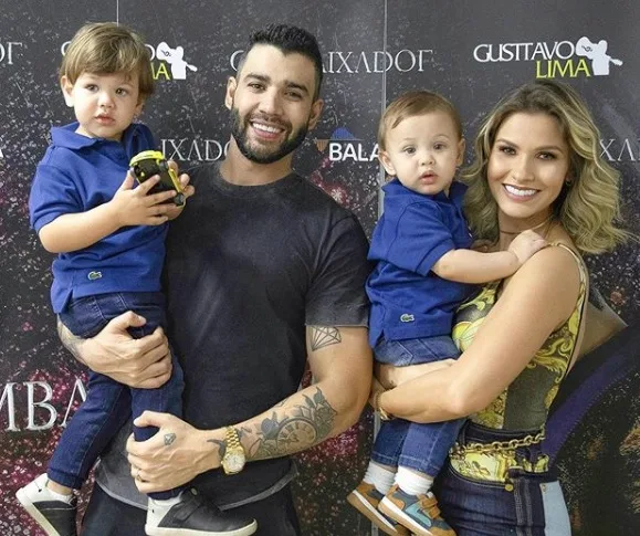 Filhos de Gusttavo Lima e Andressa Suita combinam looks em show do pai