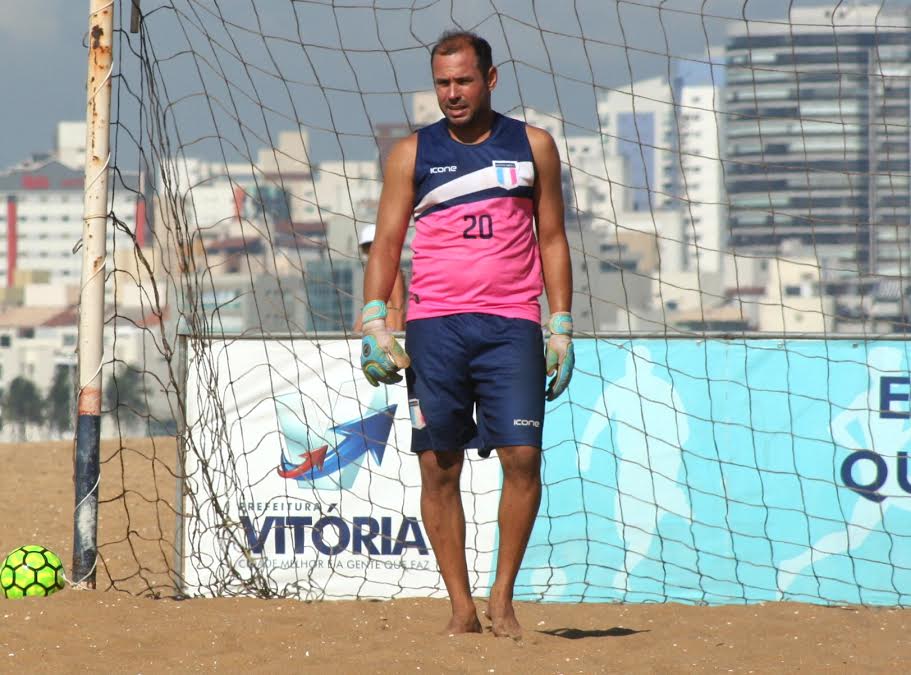 Goleiro do Santão ensina a sua arte em escola de goleiros de futebol de areia