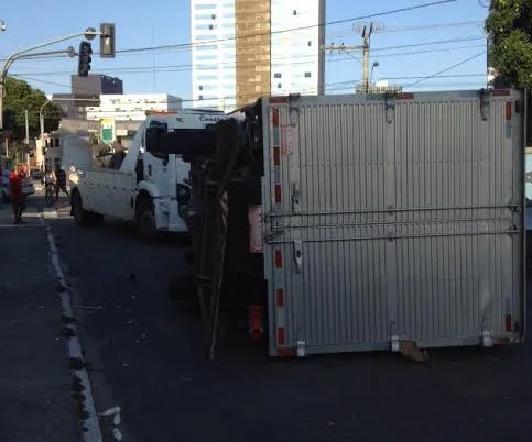 Caminhão capota e trânsito fica complicado em avenida de Vila Velha