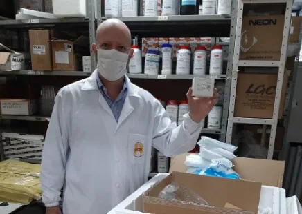 Carga com 50 mil testes vindos da China chega ao Laboratório Central do Espírito Santo