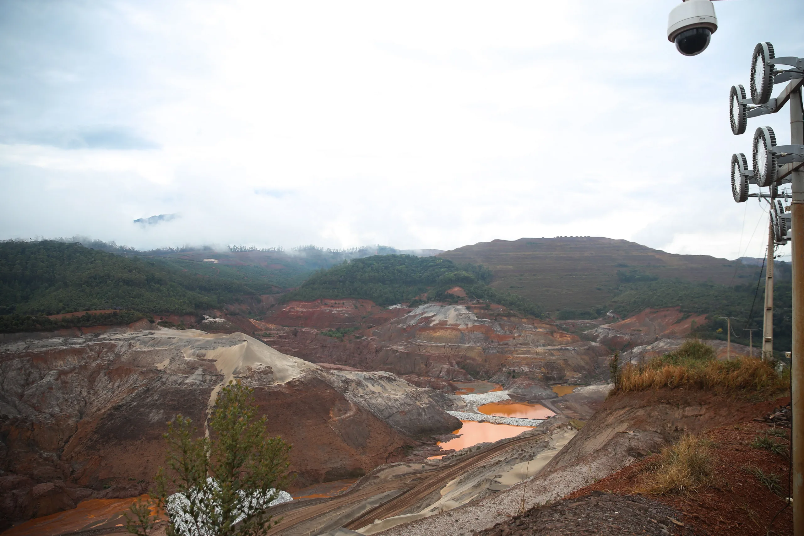 Mariana (MG) – Barragem de Fundão, operada pela Samarco, após dois anos da tragédia do rompimento abrupto da estrutura de contenção de rejeitos (José Cruz/Agência Brasil)