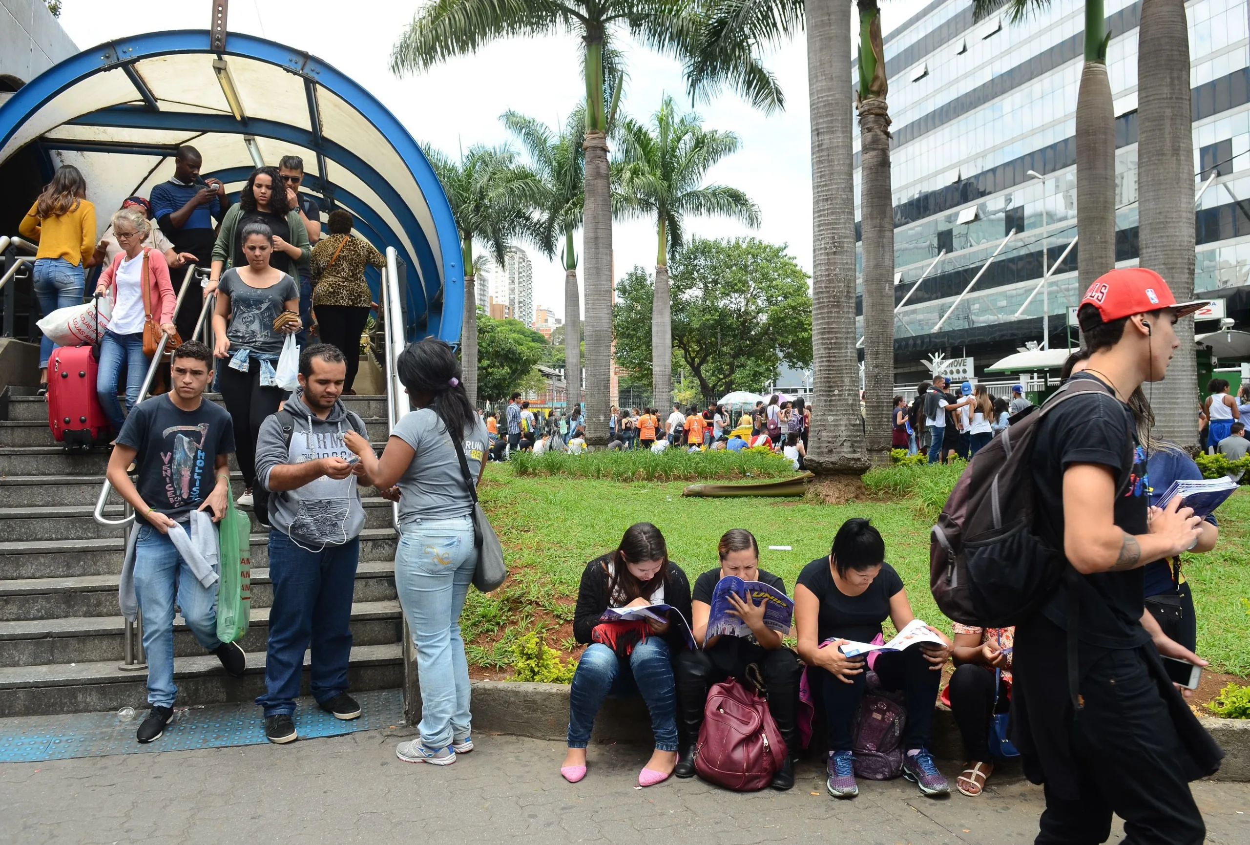 São Paulo – Estudantes chegam à Universidade 9 de Julho (Uninove) para o segundo dia de provas do Exame Nacional do Ensino Médio (Enem), em Barra Funda, zona oeste. (Rovena Rosa/Agência Brasil)