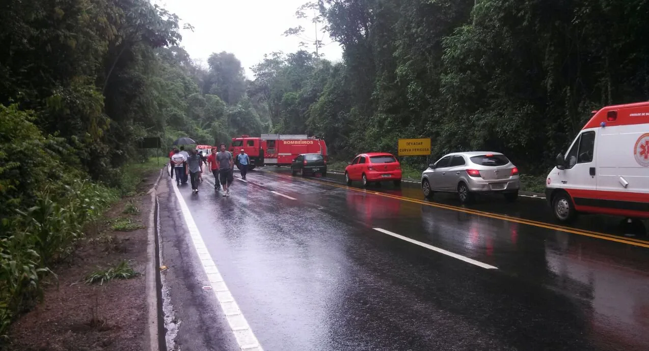 Carros batem de frente e duas pessoas ficam feridas na BR-262, em Domingos Martins