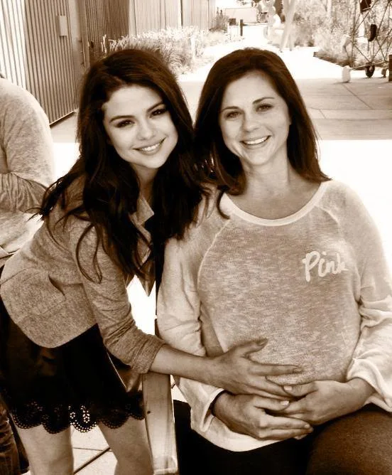 Mãe de Selena Gomez homenageia filha que perdeu após aborto espontâneo em 2011