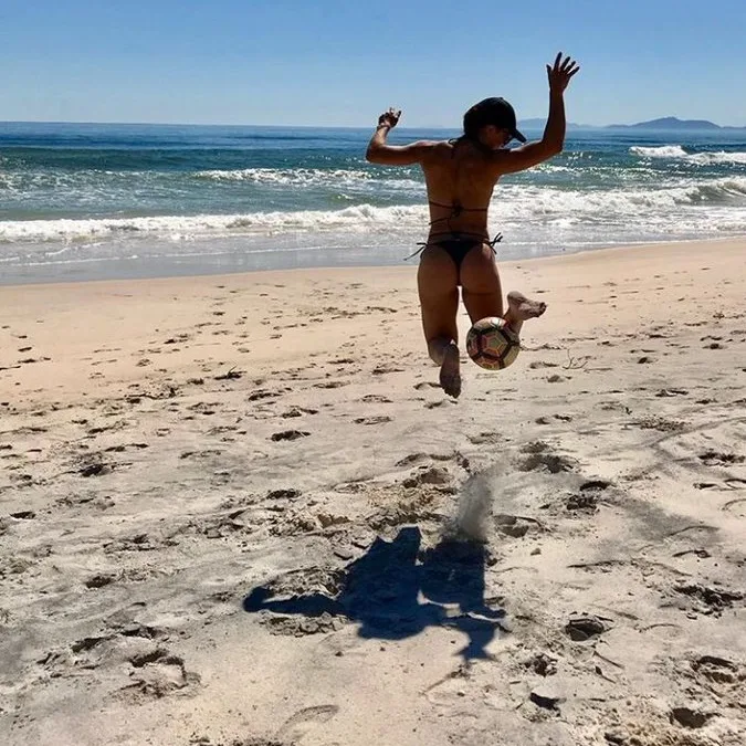 Juliana Paes joga futebol na praia e exibe habilidade ao fazer drible