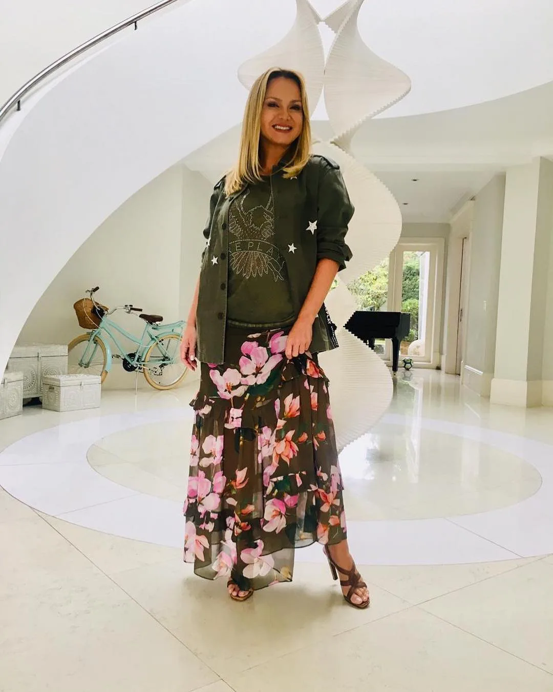 Eliana posta foto com look soltinho e fãs especulam gravidez