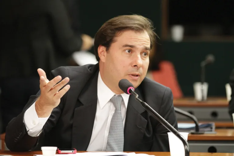 Polícia apura carta com fezes enviada para Rodrigo Maia