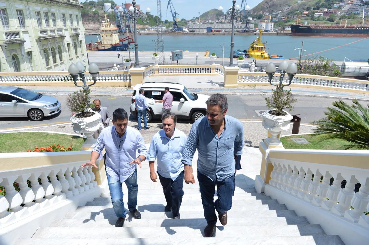 Em visita ao ES, Aécio Neves participa de evento em Vila Velha e almoça com Hartung