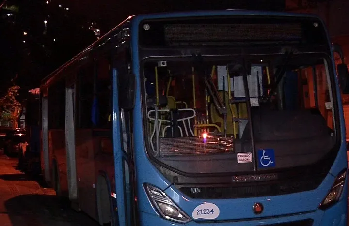 Passageiro dá soco em porta, quebra vidro do Transcol e acaba detido em Vitória