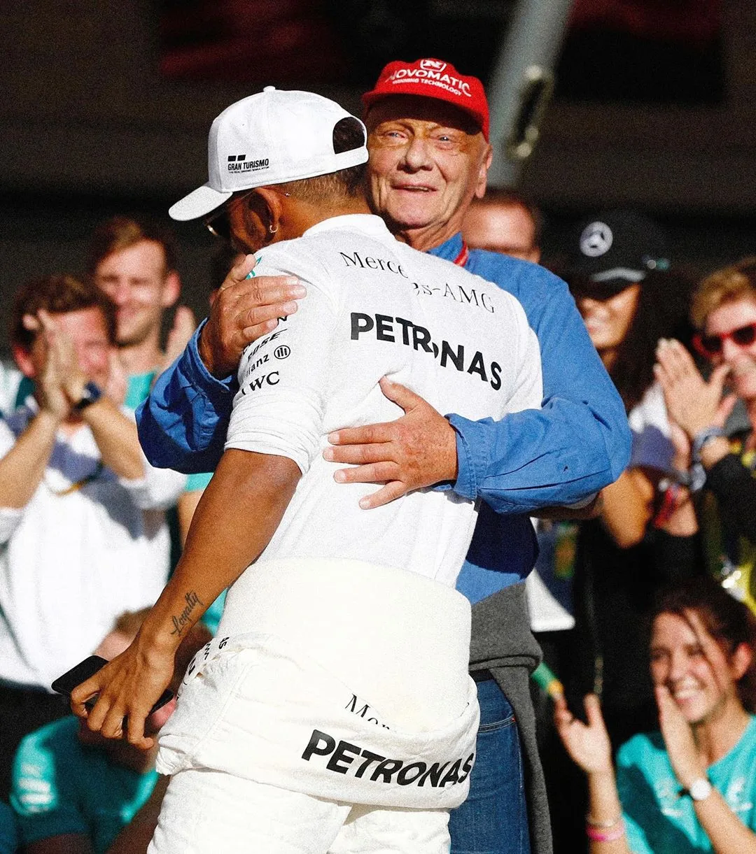 Hamilton diz que Lauda foi uma 'luz brilhante' em sua vida como piloto de F-1