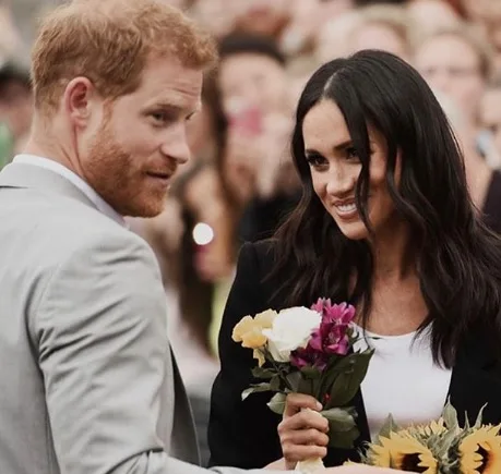 Só amor: Meghan Markle e Príncipe Harry brincam com crianças durante visita à Irlanda