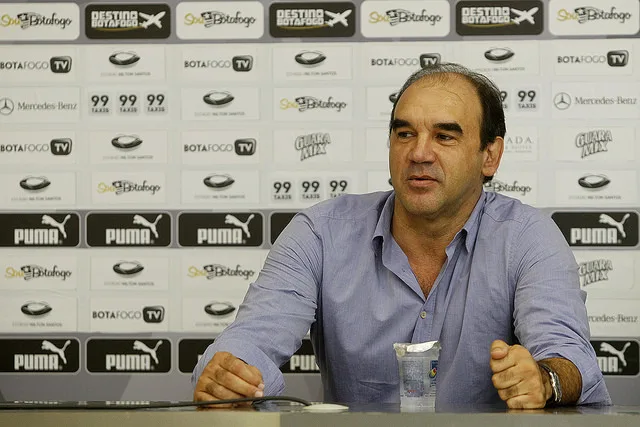 Ricardo Gomes testa Neilton no ataque do Botafogo para jogo contra o Boavista
