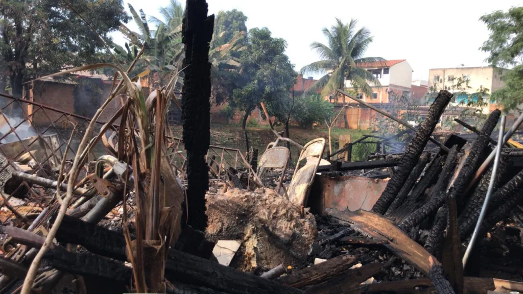 Incêndio destrói cinco casas e deixa famílias desabrigadas em Cariacica