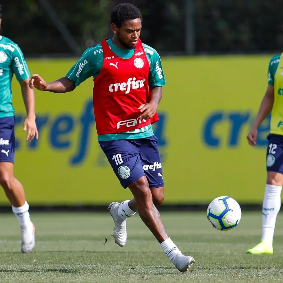 Luiz Adriano depende de exames médicos para atuar contra o Corinthians