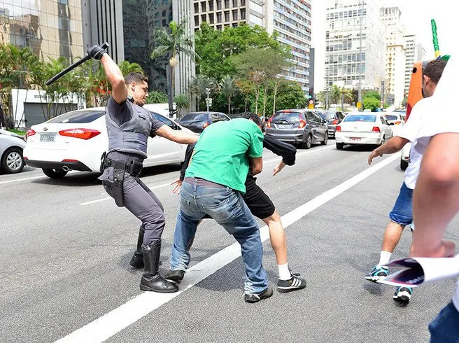 Atos contra e pró-Trump terminam em confronto em São Paulo