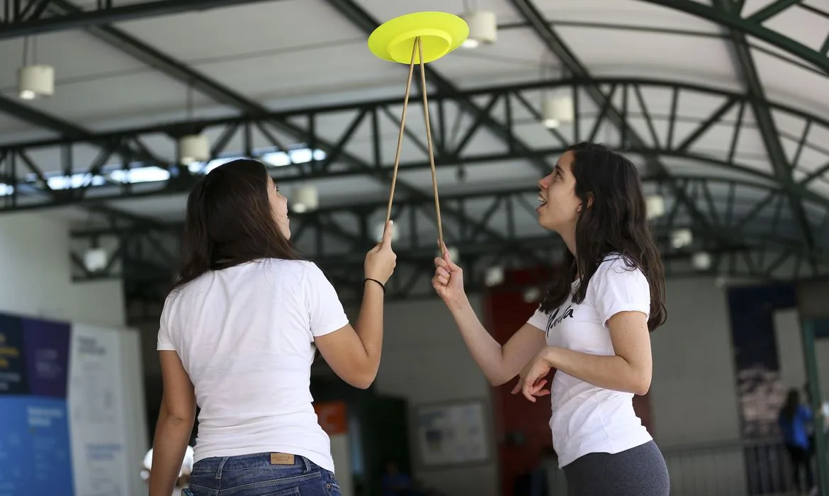 Brasília – Alunos do Ensino Médio do Colégio Maristão realizam atividades como meditação, artes marciais, dança e circo, com o objetivo de relaxarem antes das provas do ENEM (Marcelo Camargo/Agência Brasil)