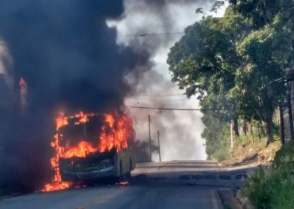 Homens armados mandam passageiros descer e colocam fogo em ônibus em Fundão