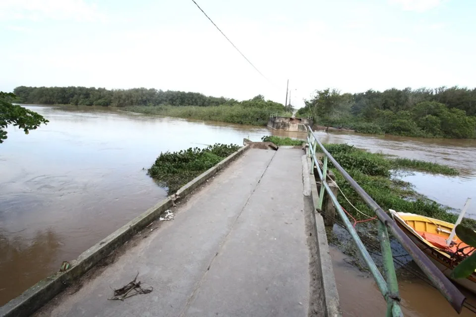 Após queda de ponte, equipes fazem vistoria em Vila Velha