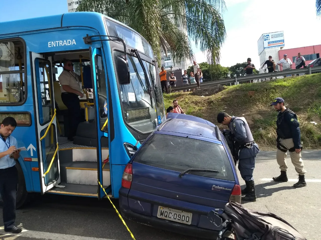 Acidente entre carro e ônibus deixa dois feridos em Cariacica