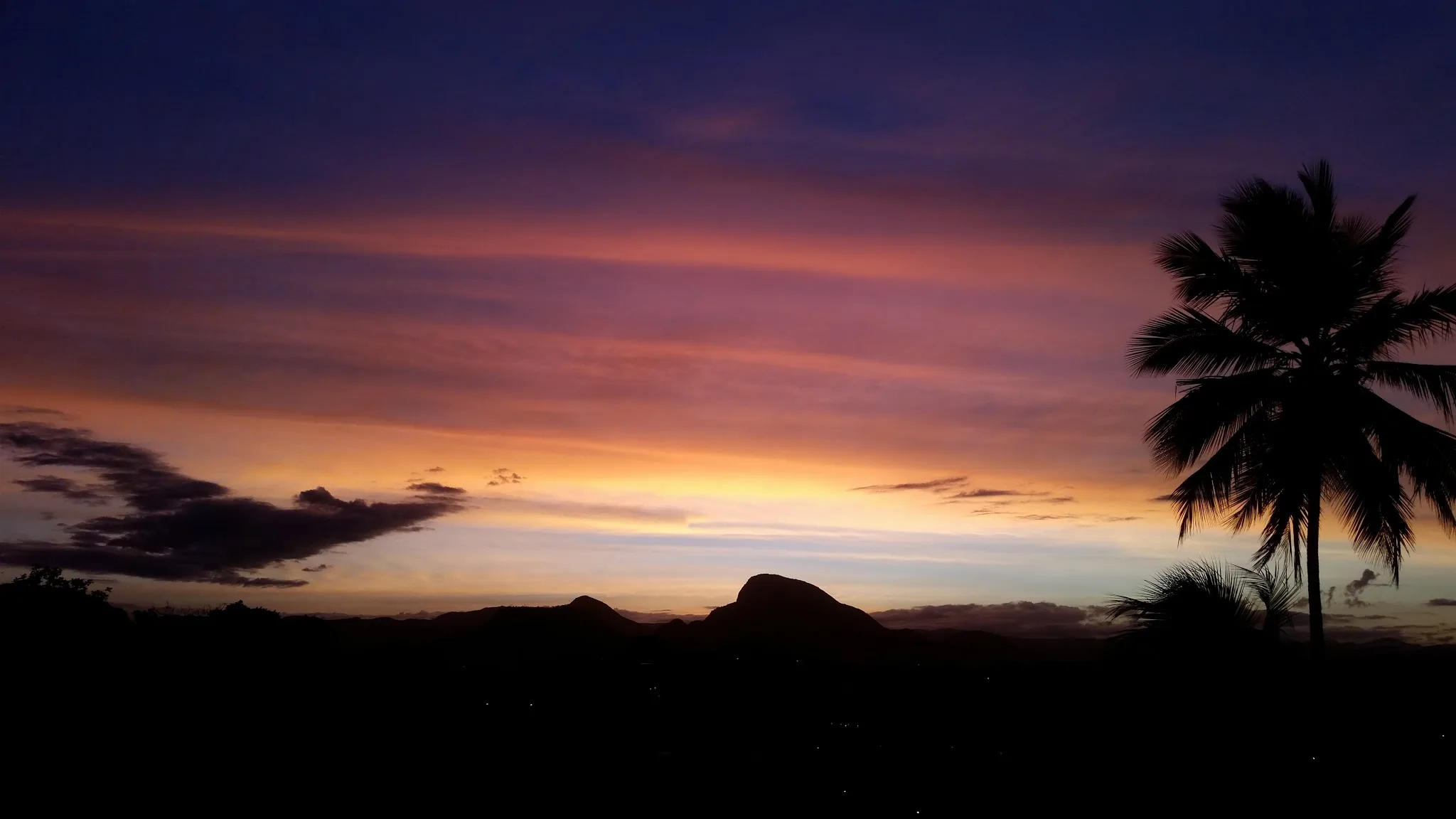 Pôr do sol em tons alaranjados chama a atenção de moradores da Grande Vitória